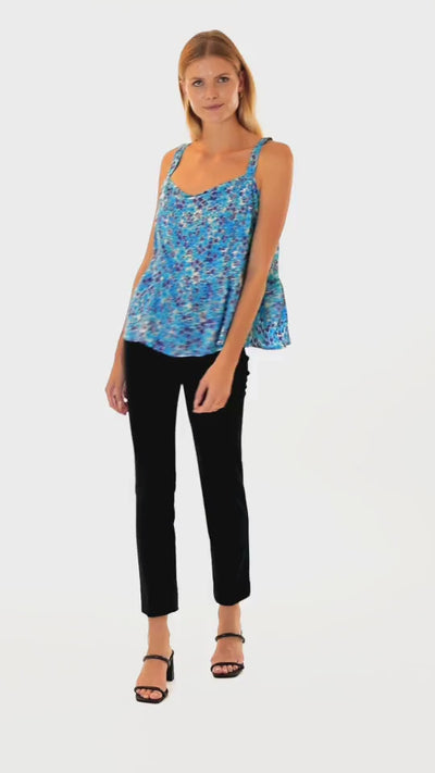 SCOOP CROP TOP IN BLUE