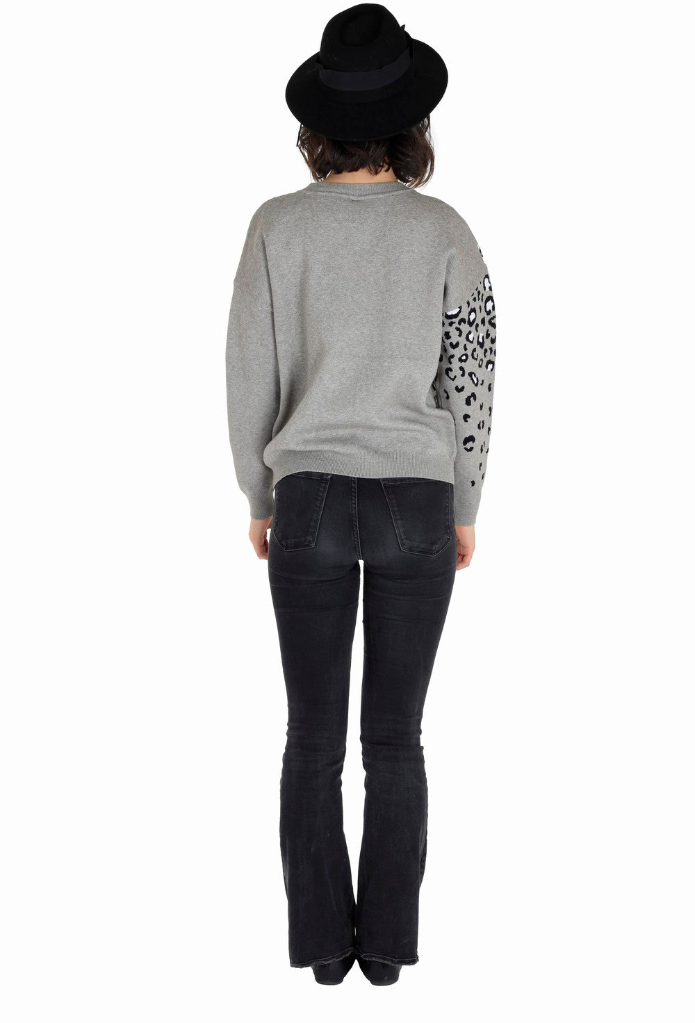 THE PULLOVER SWEATER IN GREYISH LEOPARD