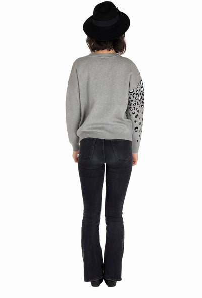THE PULLOVER SWEATER IN GREYISH LEOPARD