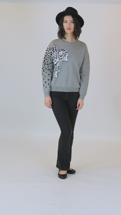 THE PULLOVER SWEATER IN GREYISH LEOPARD